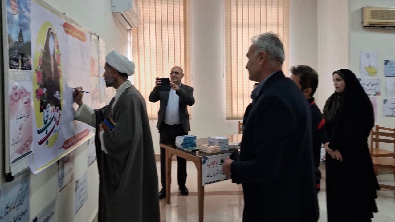 بازدید امام جمعه و کارکنان ستاد امر به معروف و نهی از منکر از کتابخانه عمومی شهدای حمیدیه