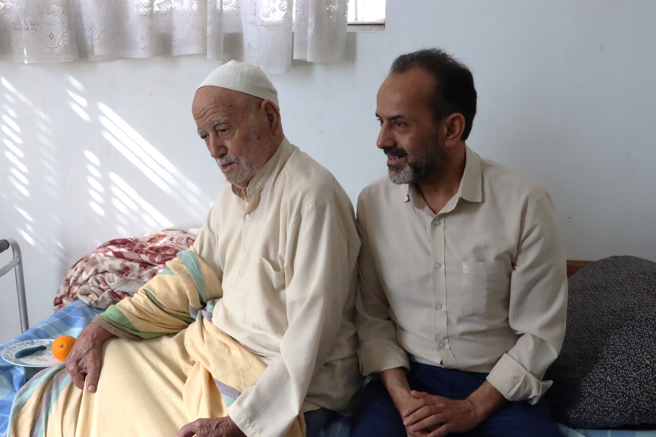 مدیرکل کتابخانه‌های عمومی یزد با خانواده شهید حسینعلی یاوری دیدار کرد