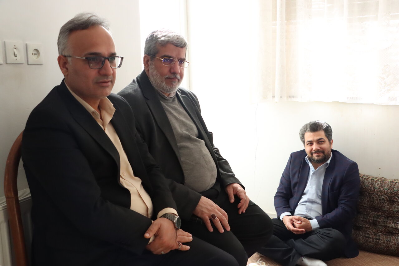 مدیرکل کتابخانه‌های عمومی یزد با خانواده شهید حسینعلی یاوری دیدار کرد