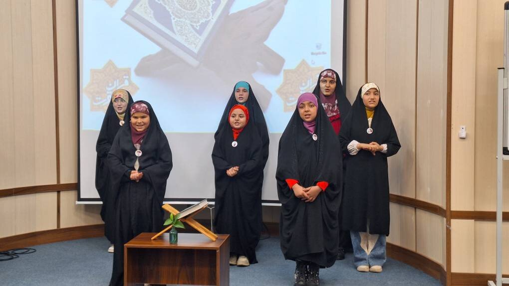 دختران نوجوان زنجانی در کتابخانه شیخ عبدالکریم، با معارف قرآنی انس گرفتند