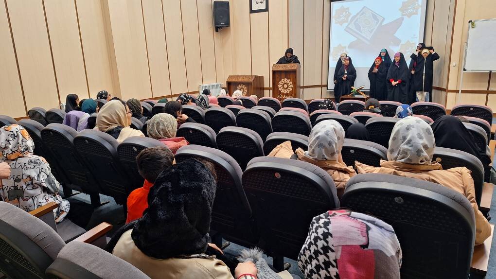 دختران نوجوان زنجانی در کتابخانه شیخ عبدالکریم، با معارف قرآنی انس گرفتند