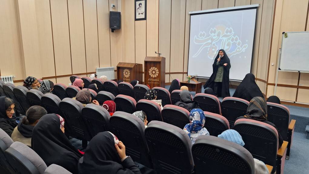 دختران نوجوان زنجانی در کتابخانه شیخ عبدالکریم، با معارف قرآنی انس گرفتند