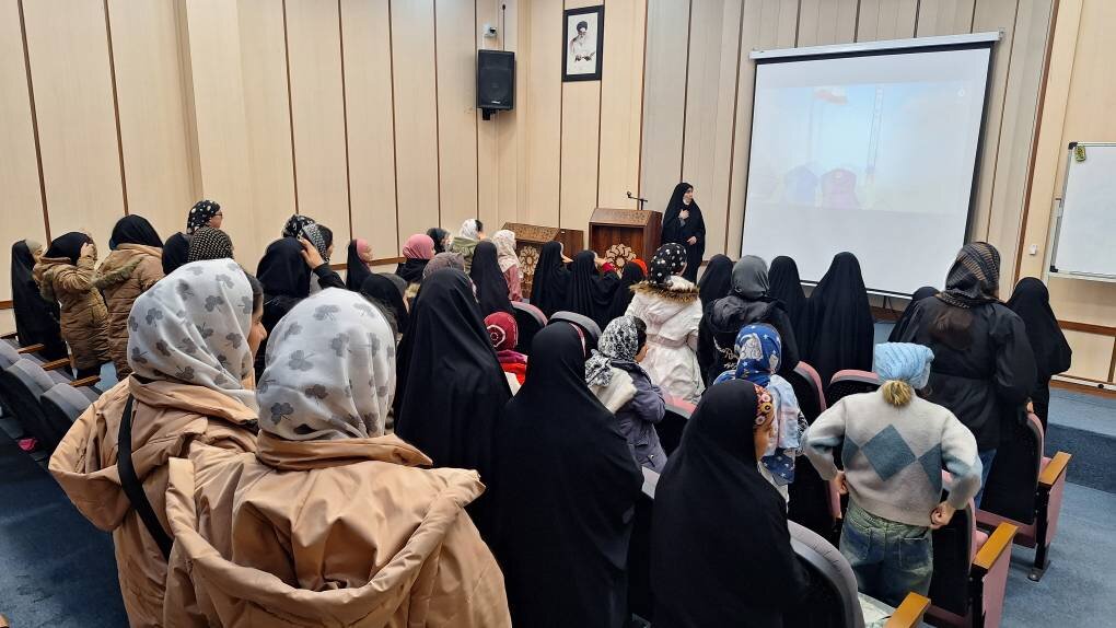 دختران نوجوان زنجانی در کتابخانه شیخ عبدالکریم، با معارف قرآنی انس گرفتند