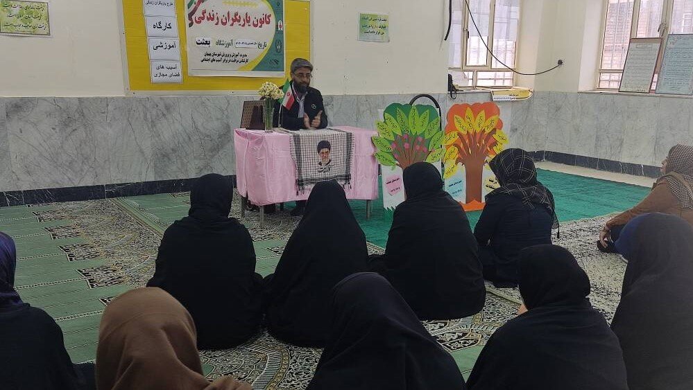 نشست فراکتابخانه‌ای «شکل‌گیری هویت فردی و اجتماعی فرزندان» در دودانگه برگزار شد