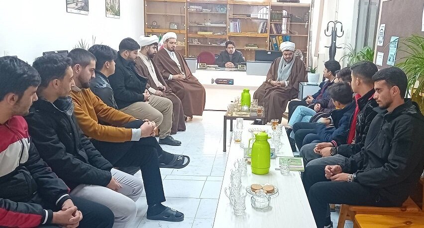 کتابخانه‌های عمومی، نقش انتقال فرهنگ و ارزش‌های‌ جامعه از نسلی به نسل دیگر را بر عهده دارند