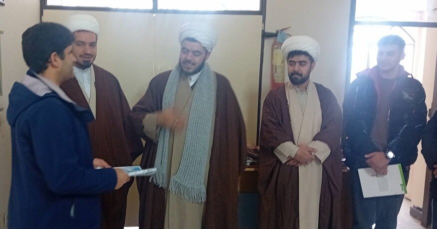 کتابخانههای عمومی، نقش انتقال فرهنگ و ارزشهای جامعه از نسلی به نسل دیگر را بر عهده دارند