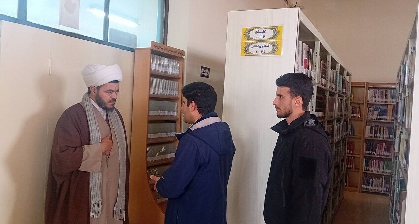 کتابخانههای عمومی، نقش انتقال فرهنگ و ارزشهای جامعه از نسلی به نسل دیگر را بر عهده دارند