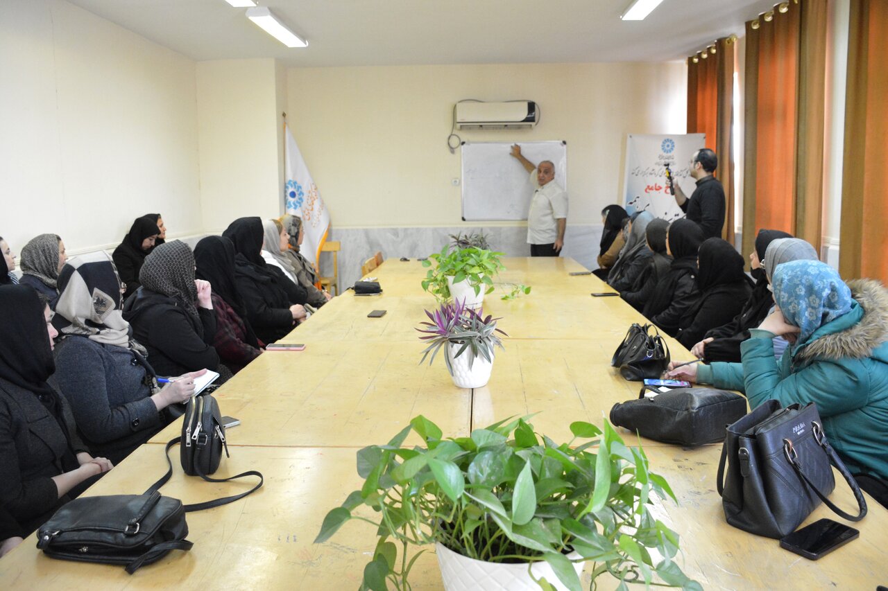 نشستهای آموزشی و محفل ادبی در کتابخانههای کرمانشاه برگزار شد