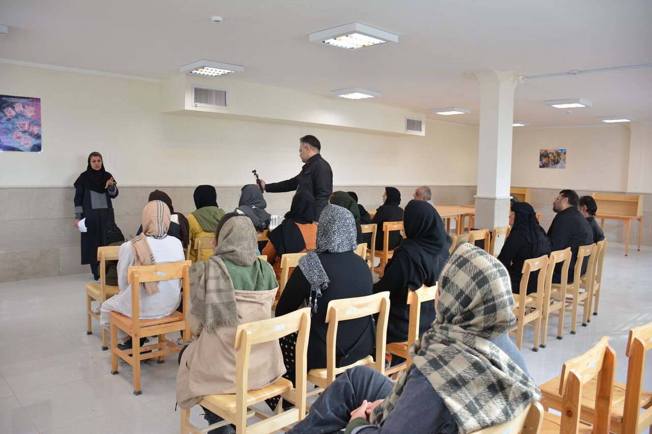 نشستهای آموزشی و محفل ادبی در کتابخانههای کرمانشاه برگزار شد