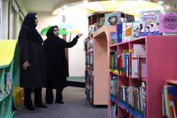 بازدید دبیرکل با همراهی محمد خلج؛ دستیار دبیرکل، معاونین و جمعی از مدیران نهاد از کتابخانه هدهدسفید