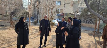 بازدید دبیرکل با همراهی محمد خلج؛ دستیار دبیرکل، معاونین و جمعی از مدیران نهاد از محوطه بیرونی کتابخانه دانشمند