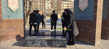 حضور دبیرکل با همراهی محمد خلج؛ دستیار دبیرکل، معاونین و جمعی از مدیران نهاد بر مزار شهدای محوطه کتابخانه دانشمند