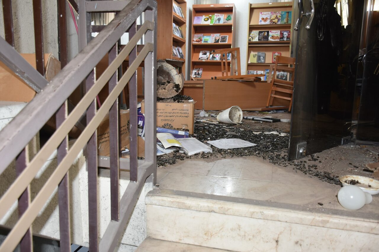 قفسههای شکسته، کتابهای نقش بر زمین؛ داستان ظلمی که به کتابخانه مولوی شیراز روا شد