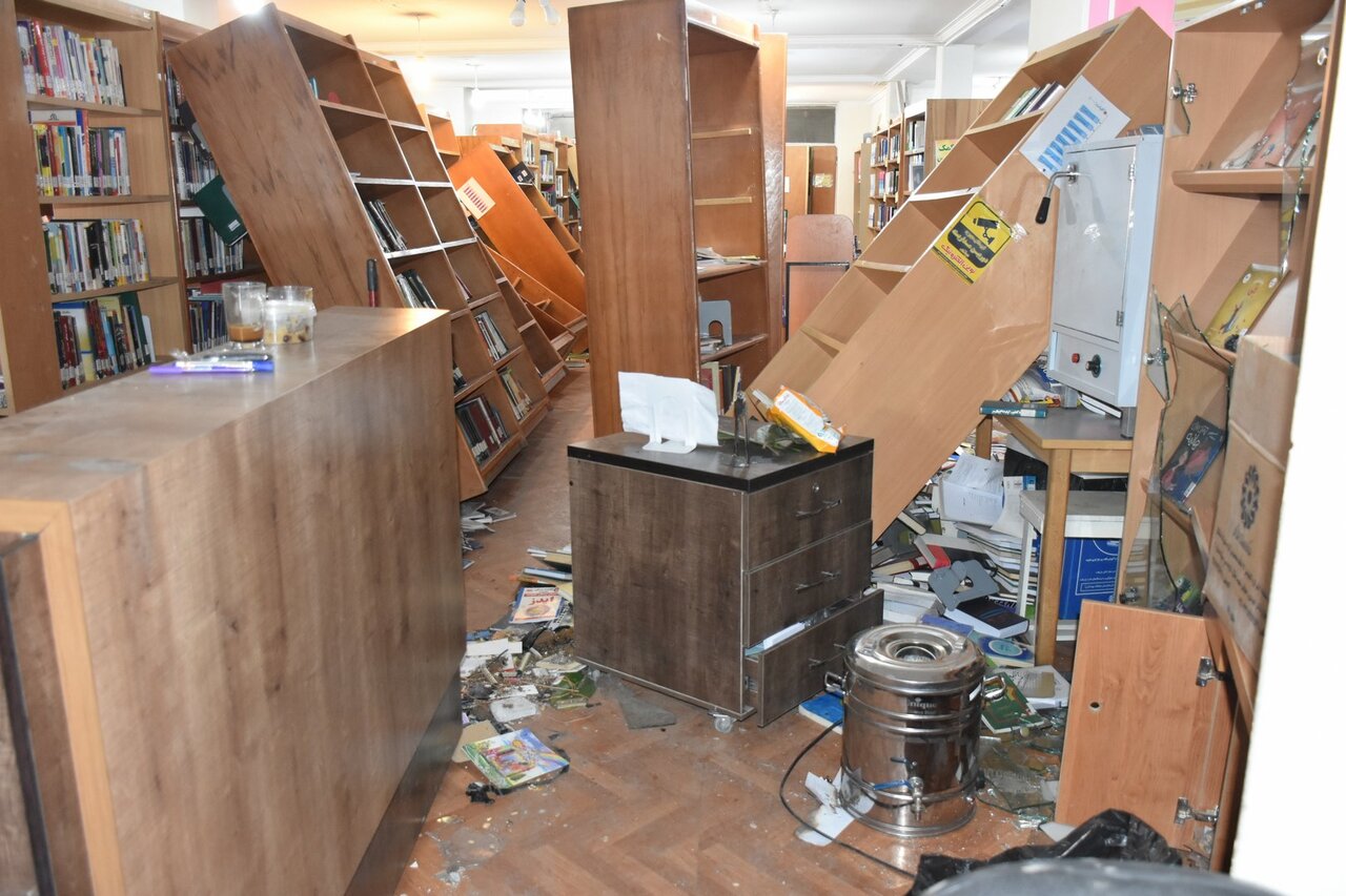 قفسه‌های شکسته، کتاب‌های نقش بر زمین؛ داستان ظلمی که به کتابخانه مولوی شیراز روا شد