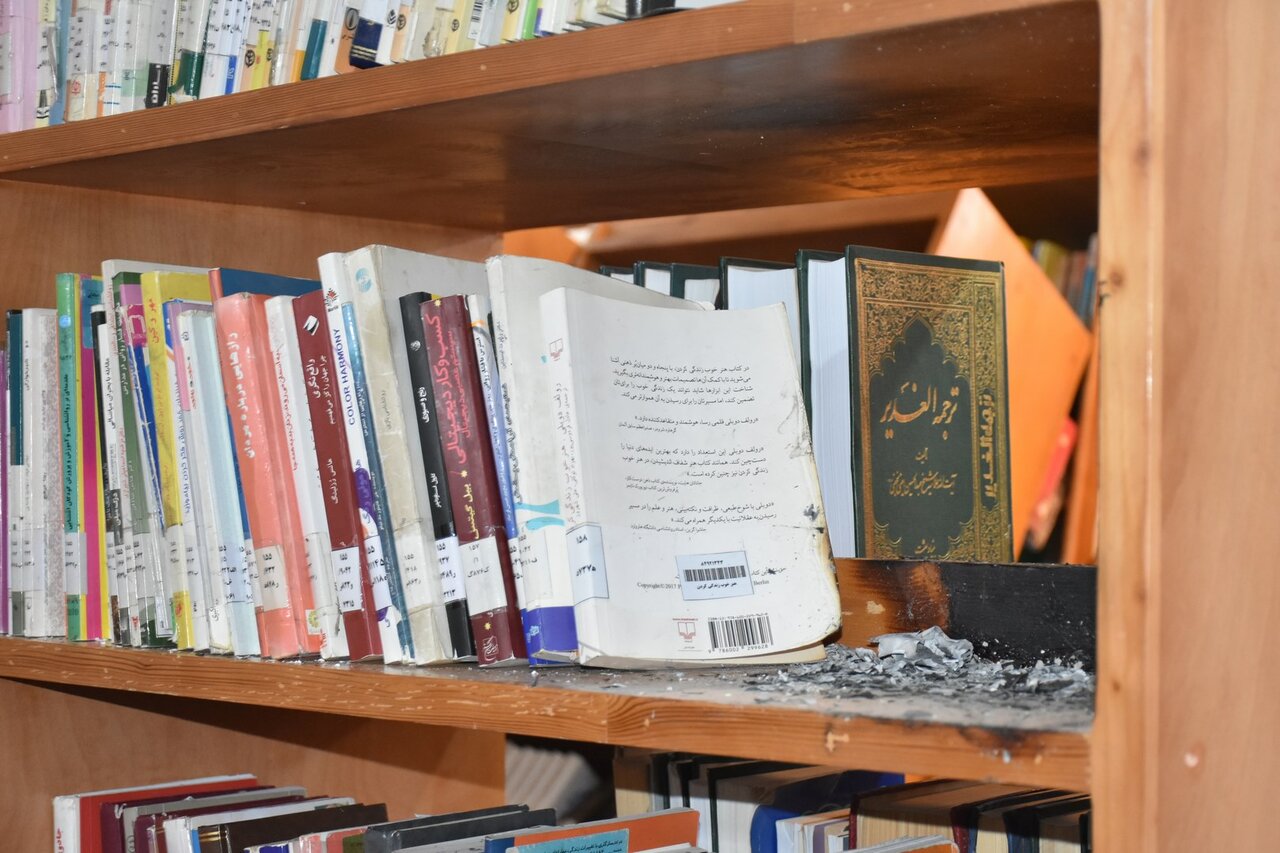 قفسههای شکسته، کتابهای نقش بر زمین؛ داستان ظلمی که به کتابخانه مولوی شیراز روا شد