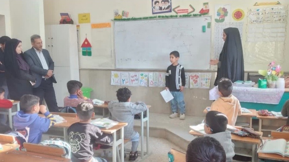 سرپرست اداره کتابخانه‌های عمومی حمیدیه از مدارس روستای حلاف بازدید کرد