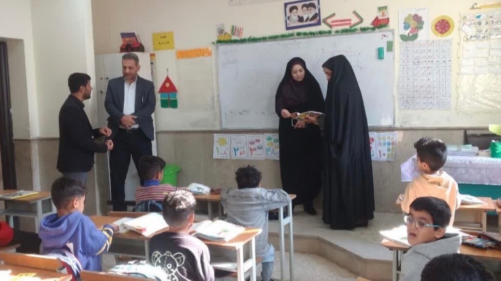 سرپرست اداره کتابخانههای عمومی حمیدیه از مدارس روستای حلاف بازدید کرد