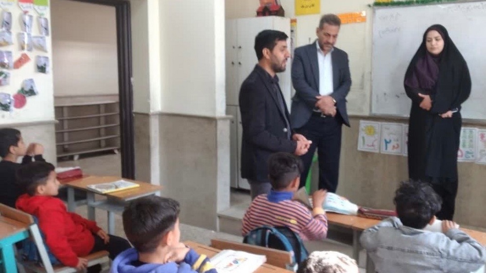 سرپرست اداره کتابخانههای عمومی حمیدیه از مدارس روستای حلاف بازدید کرد