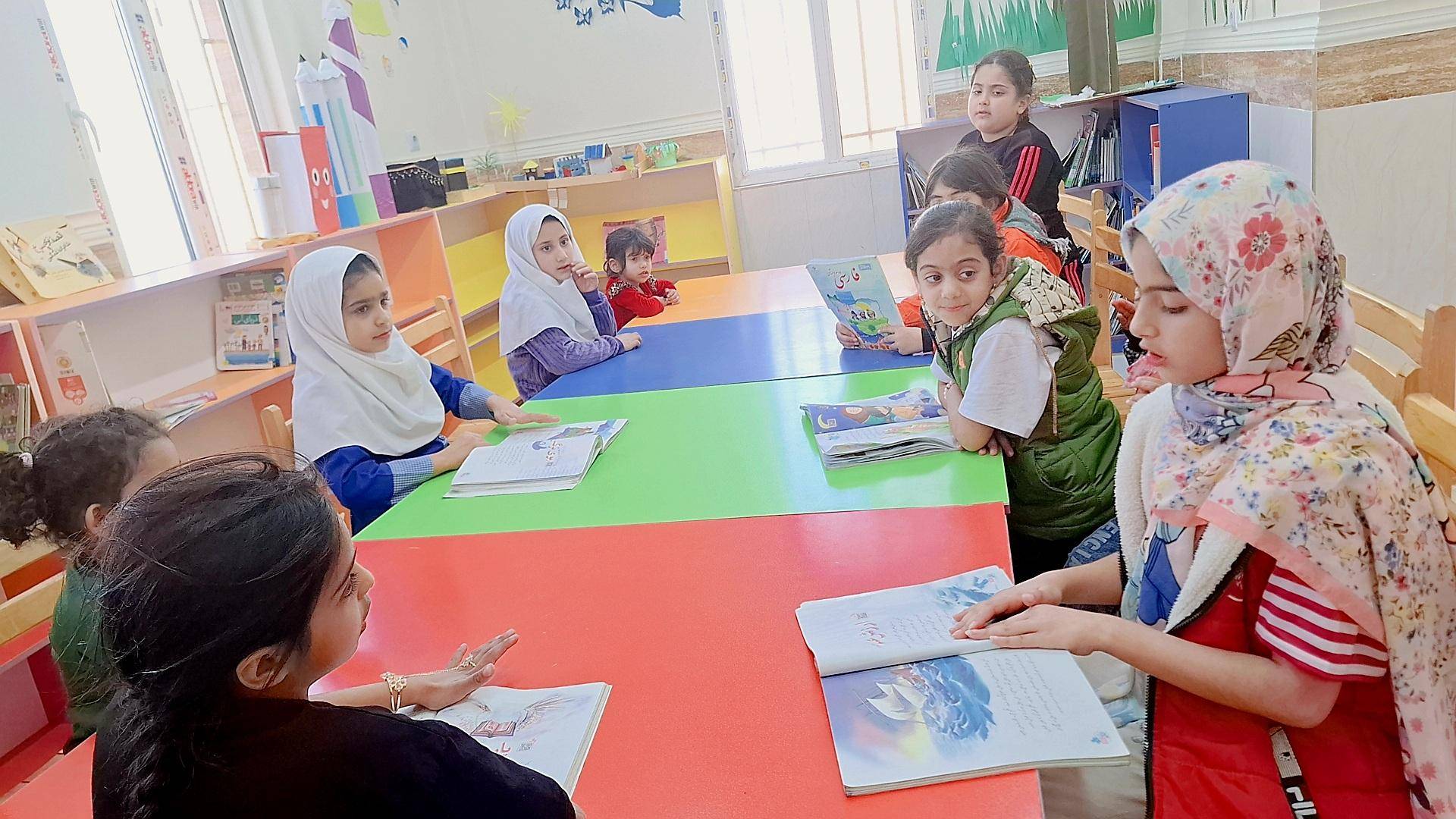 نشست روخوانی و روان‌خوانی فارسی در کتابخانه قلم‌چی خرمشهر برگزار شد