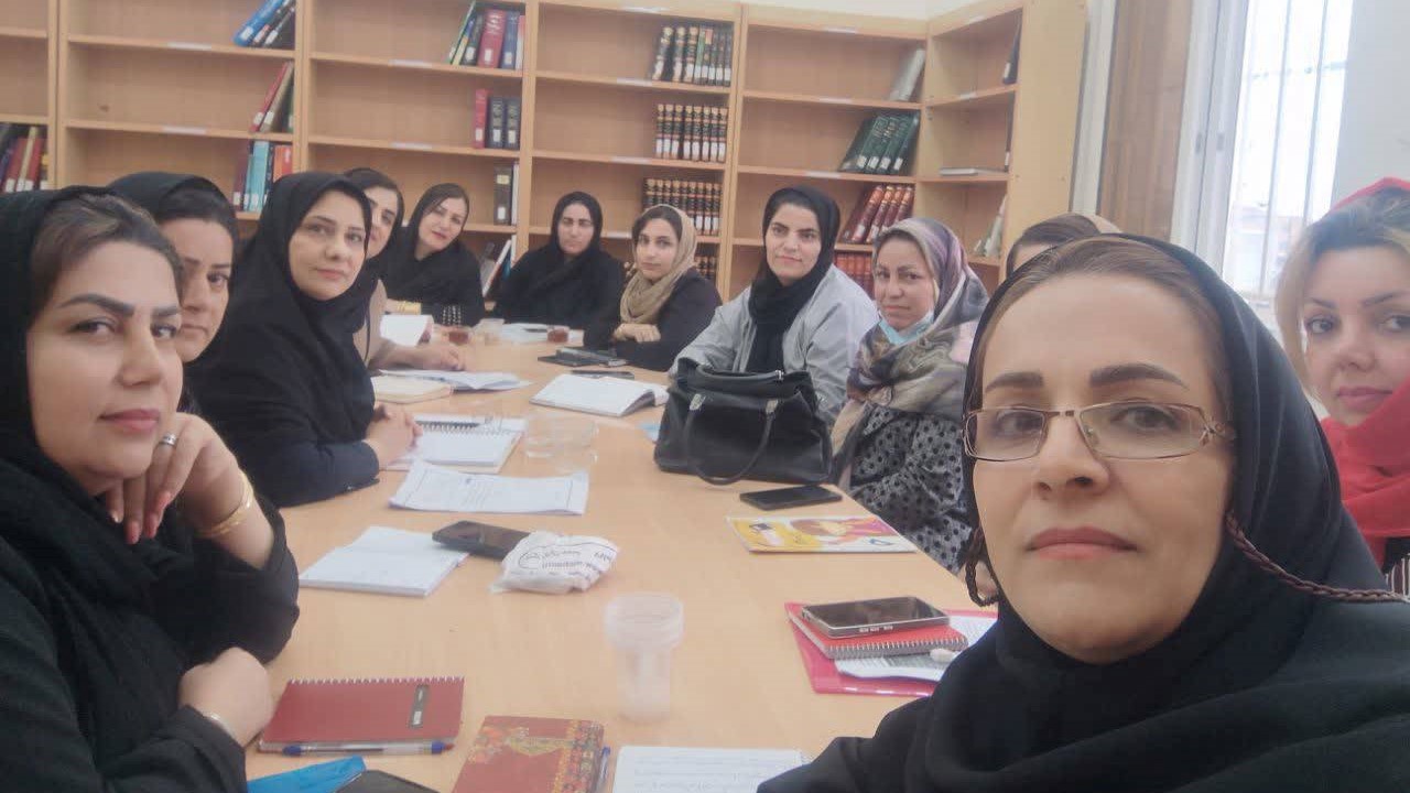 دوره آموزشی «کارآفرینی و مشاوره کسب‌ و کار» در کتابخانه عمومی شهدای مدافع حرم اهواز