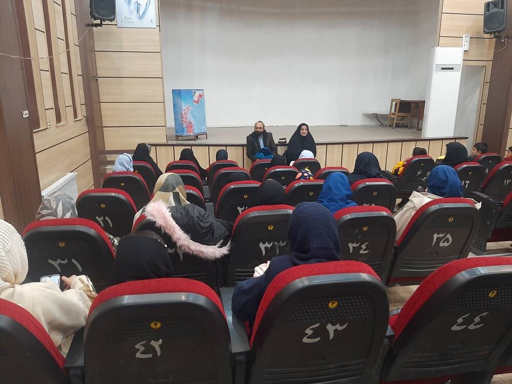 برگزاری نشست شعرخوانی دانش‌آموزی در محفل ادبی «انس و ادب» کتابخانه استاد احمد آرام بردسکن