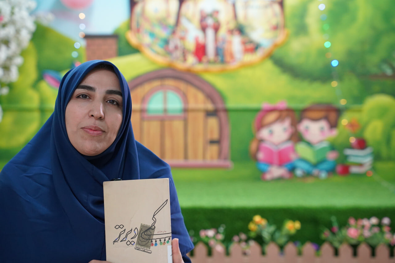 معرفی و خوانش کتاب «کمی دیرتر»