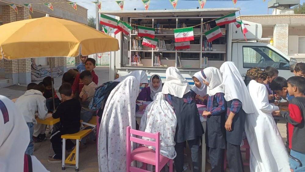 «کاروان دانایی؛ از کتابخانه تا مدرسه»، شور دانستن و کتابخوانی را به روستای شیخ زهراب حمیدیه آورد
