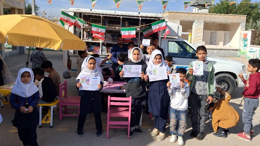 با حضور کتابخانه سیار هدهد سفید، شور کتابخوانی به روستای حلاف حمیدیه رسید