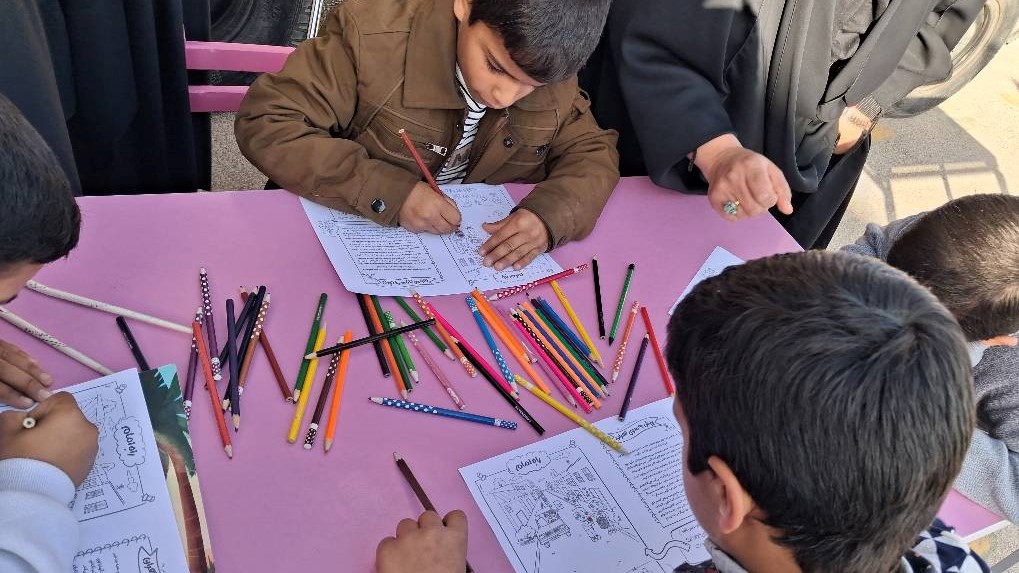 با حضور کتابخانه سیار هدهد سفید، شور کتابخوانی به روستای حلاف حمیدیه رسید