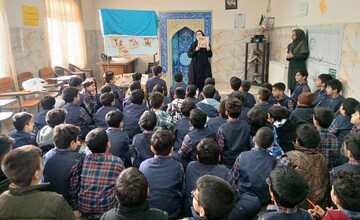 آیین استقبال از دهه فجر با محوریت کتاب و حماسه در مدرسه نشاط