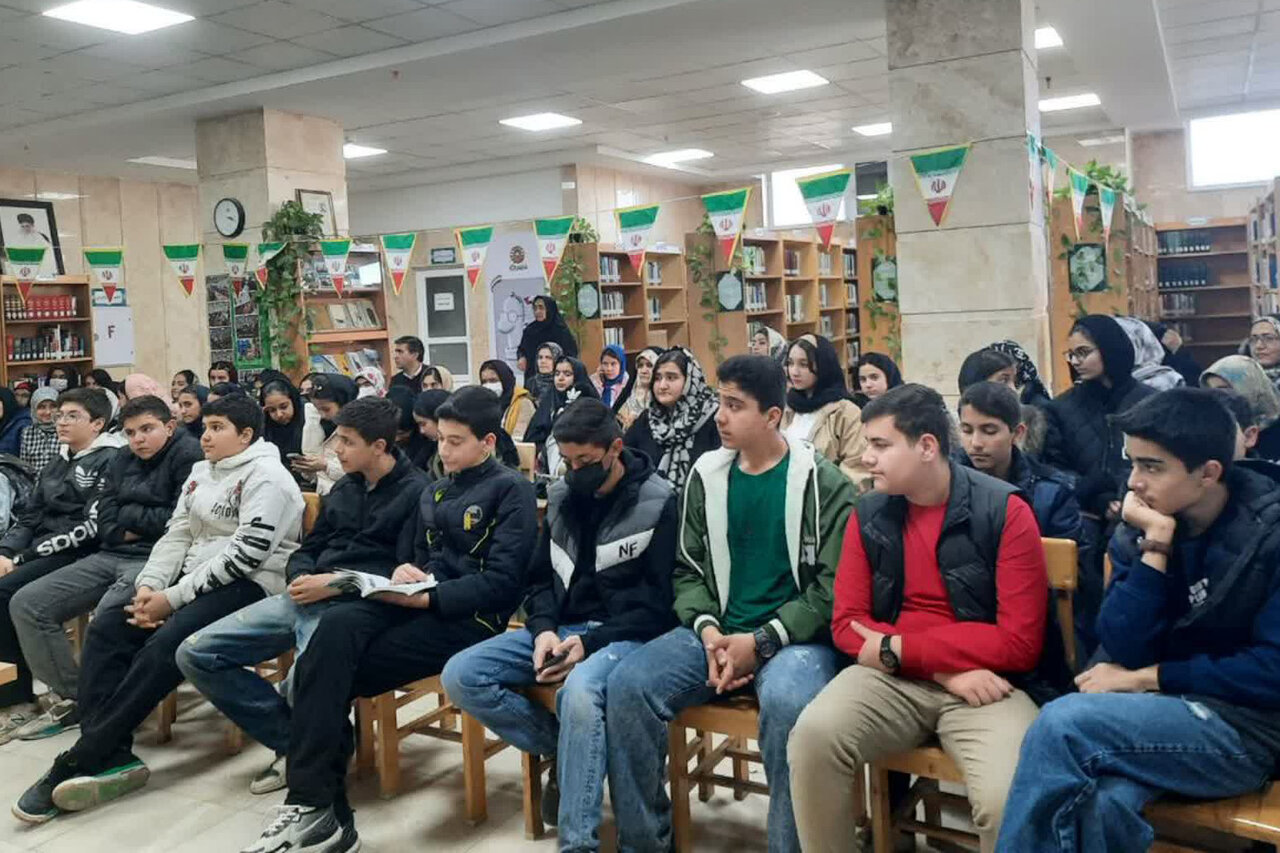 گرامیداشت دهه مبارک فجر در کتابخانه‌های عمومی استان مرکزی