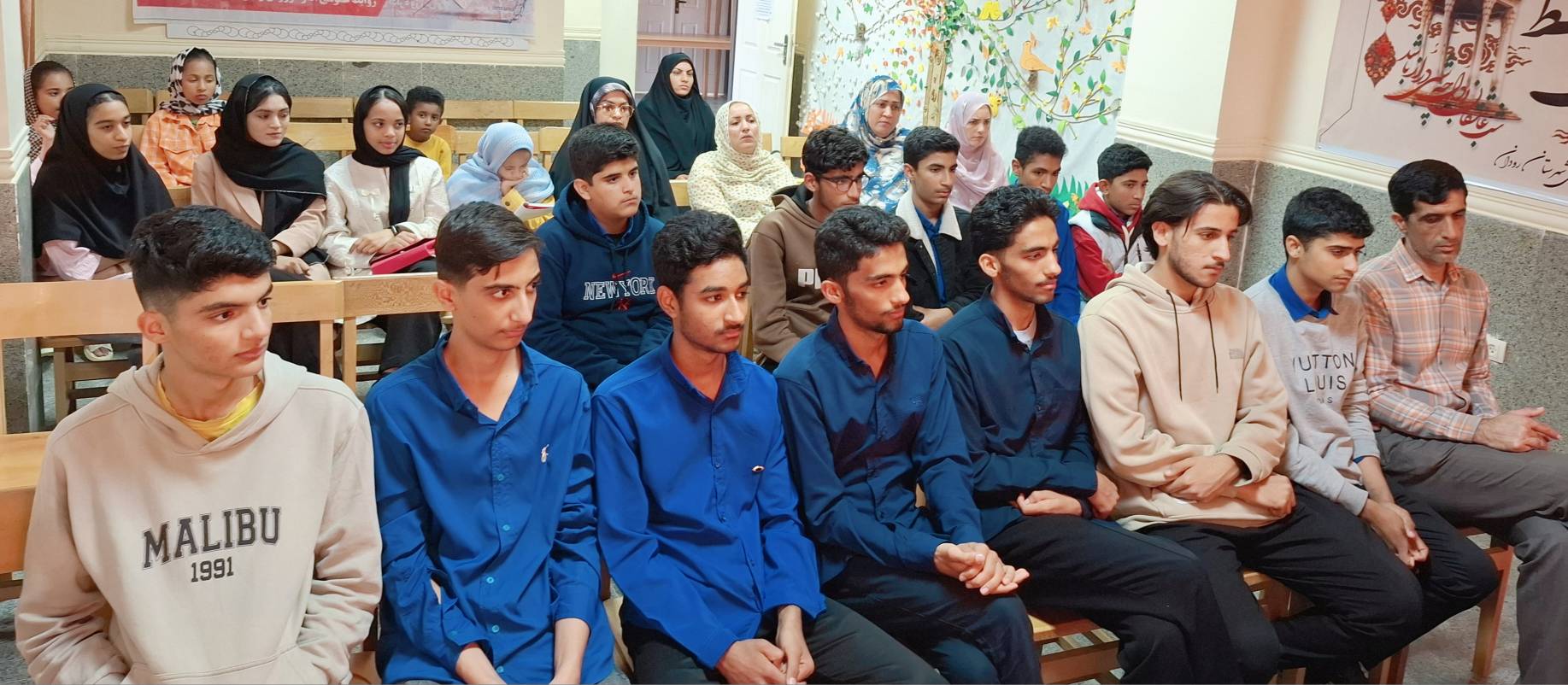 ویژهبرنامه «روایت فجر» با آذینبندی فجرانه در کتابخانه امام خمینی(ره) رودان برگزار شد
