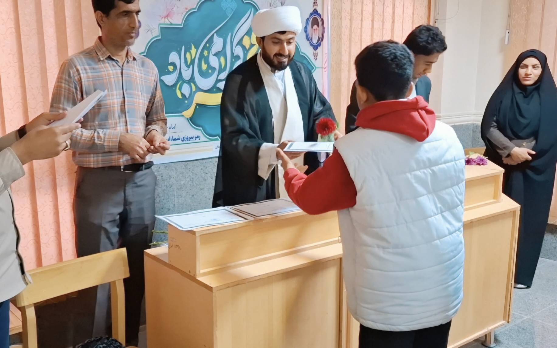 ویژه‌برنامه «روایت فجر» با آذین‌بندی فجرانه در کتابخانه امام خمینی(ره) رودان برگزار شد