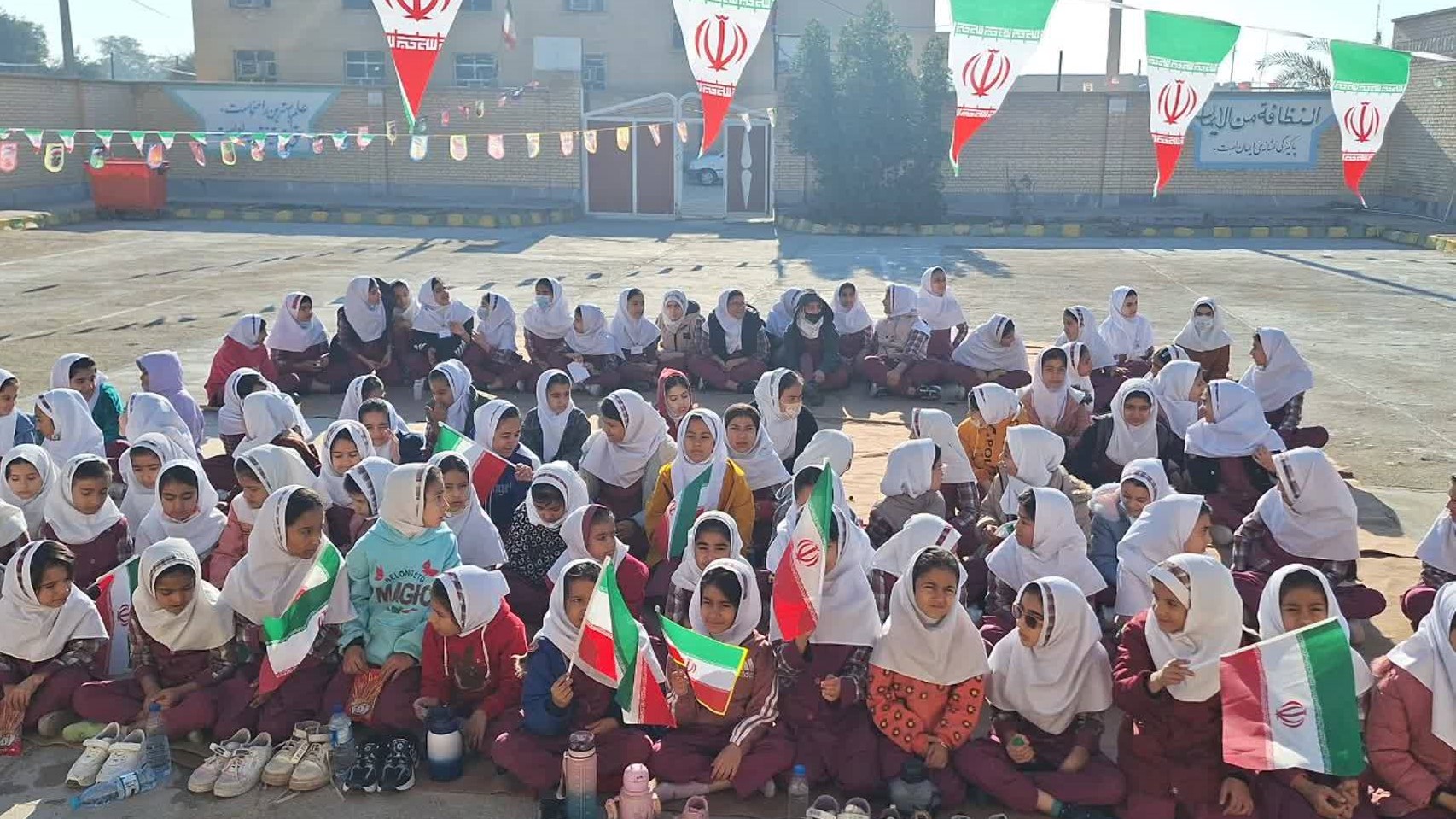 زنگ انقلاب در دبستان آمنه شهر زهره به صدا در آمد