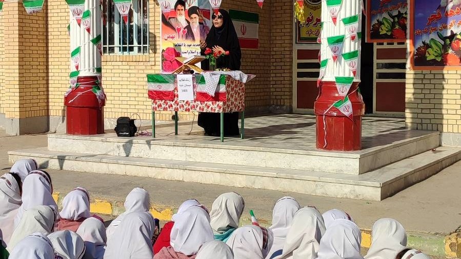 زنگ انقلاب در دبستان آمنه شهر زهره به صدا در آمد