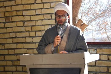 مراسم عطرافشانی گلزار شهدای هفشجان با حضور پرشور کتابداران و همراهی مسئولان محلی برگزار شد