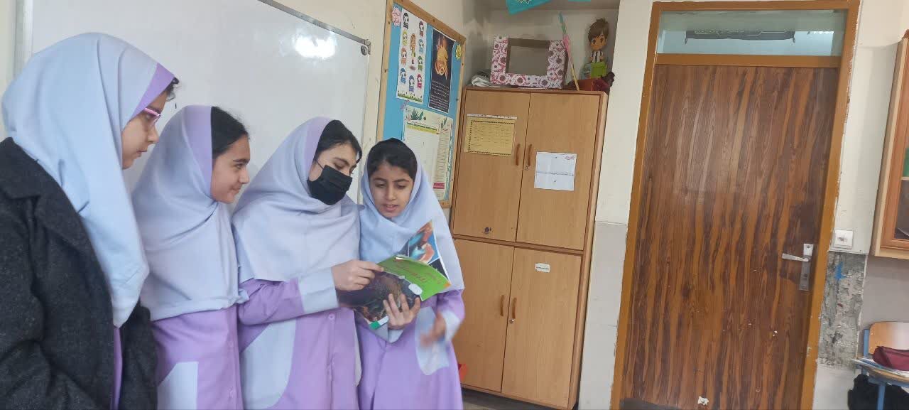 جمعخوانی کتاب توسط دانشآموزان دبستان حضرت رقیه(س) لنجان