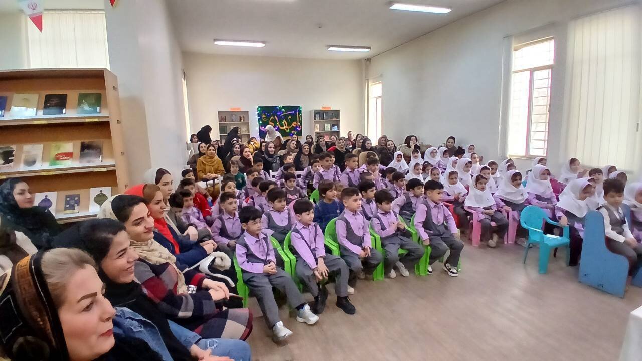 جشن میلاد حضرت مهدی (عج) و گرامیداشت دهه فجر در کتابخانه عمومی قلم نظرآباد