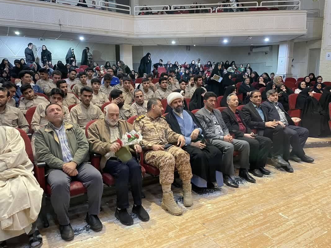 کتاب «ردپای پروانه بر آب» با محوریت فرهنگ ایثار در فسا رونمایی شد