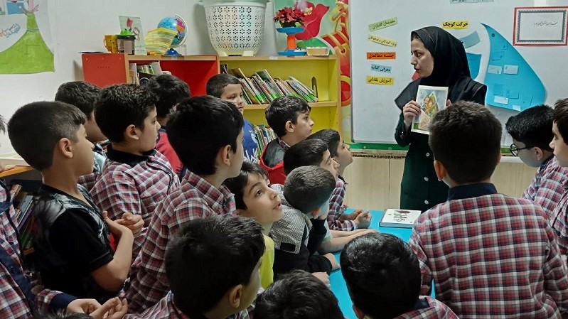 «قطار دانایی» در کتابخانه عمومی فرهنگ آبادان؛ سفری شاد به دنیای کتاب را برای کودکان رقم زد