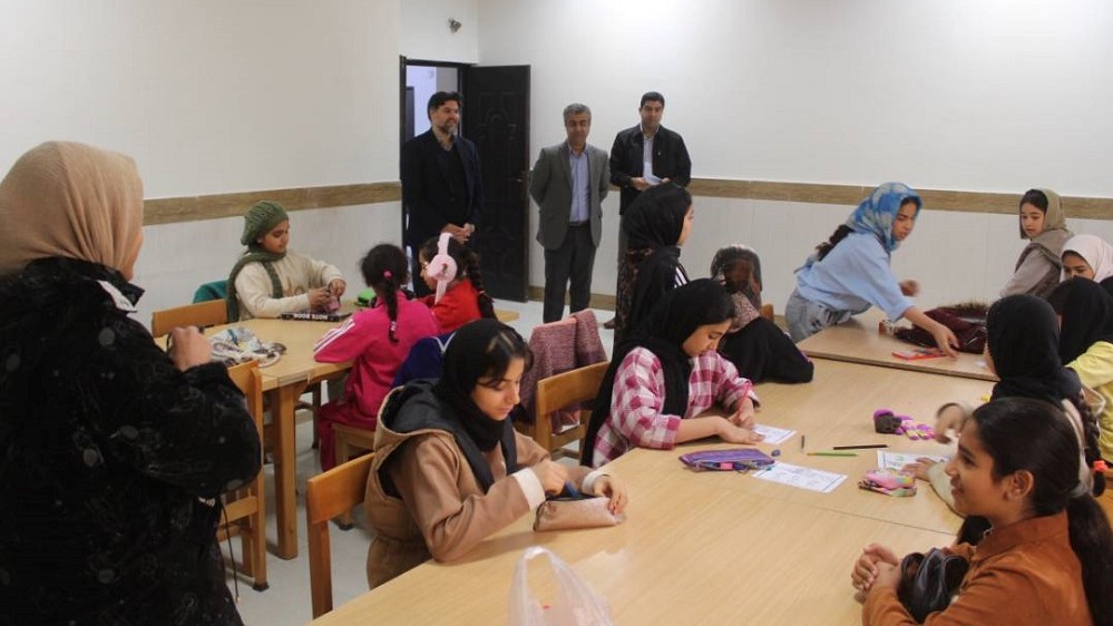 فرماندار کارون از کتابخانه شهید تقویفر بازدید کرد