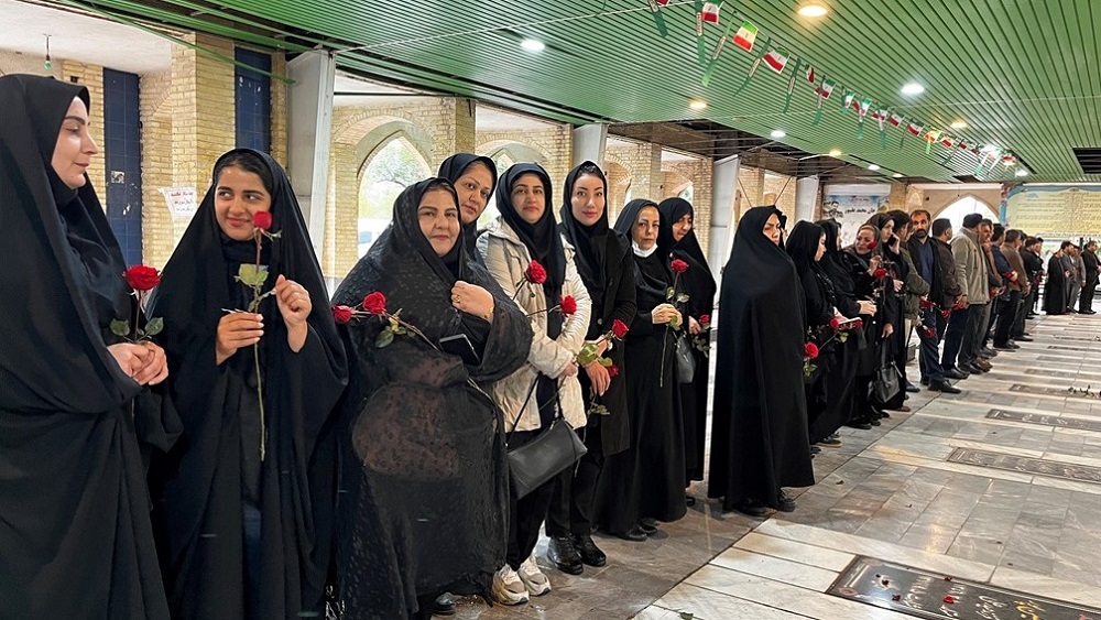 تجدید میثاق کتابداران اندیمشک با آرمان‌های انقلاب در آیین غبارروبی مزار شهدا