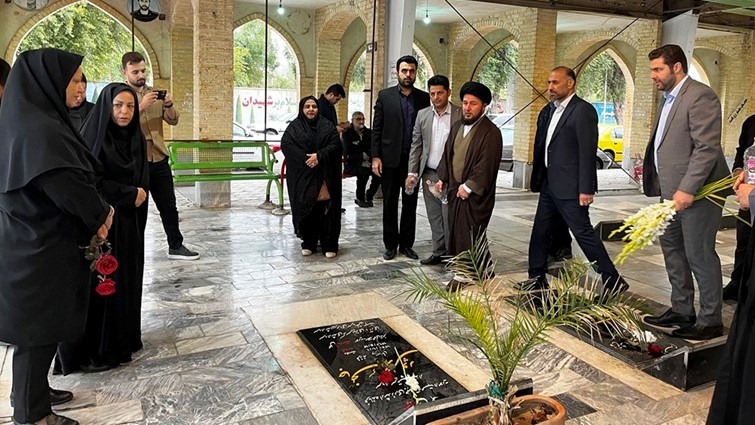 تجدید میثاق کتابداران اندیمشک با آرمان‌های انقلاب در آیین غبارروبی مزار شهدا