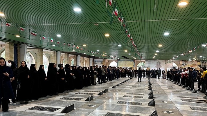 تجدید میثاق کتابداران اندیمشک با آرمانهای انقلاب در آیین غبارروبی مزار شهدا