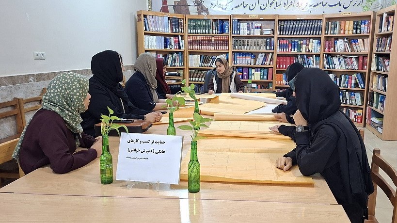 کتابخانه عمومی ارمغان باغملک، میزبان نخستین کارگاه خیاطی ویژه بانوان شد