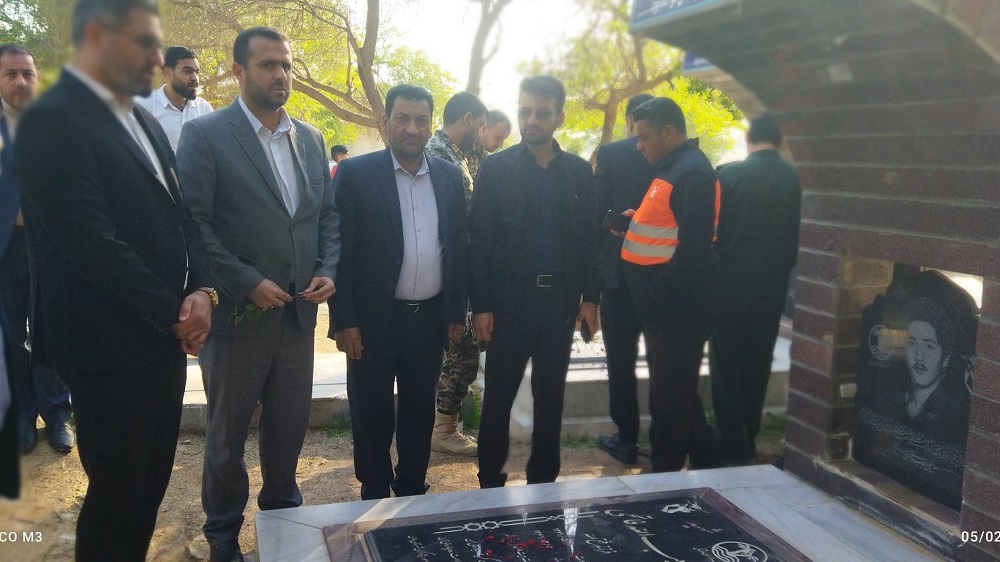 عطرافشانی مزار شهدای شهرستان باوی به جهت تجدید میثاق خادمان فرهنگی با آرمانهای انقلاب