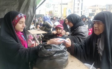 غرفه کتابخانه‌های عمومی شهرستان قدس در میدان آزادی این شهرستان برپا شد