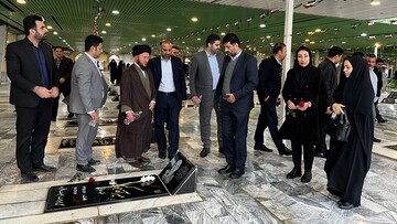 غبارروبی گلزار شهدا در اندیمشک