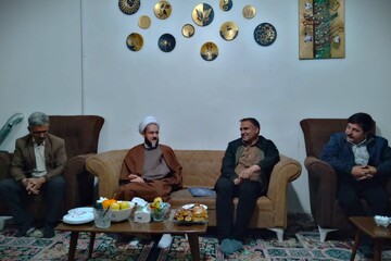 دیدار امام جمعه شهرستان خلیل‌آباد و رئیس اداره کتابخانه‌های عمومی با شاعران و نویسندگان شهرستان