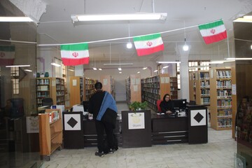 گزارش تصویری از پیچیدن عطر انقلاب اسلامی و انتظار مهدوی در کتابخانه‌های عمومی استان اصفهان